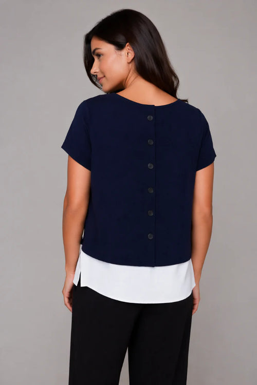 Haut Bicolore Boutons Dos Compli K (33595) — pour la femme qui réserve ses surprises pour ceux qui la voient partir, qui le porte avec un pantalon noir et qui choisit l’élégance discrète qui marque les esprits