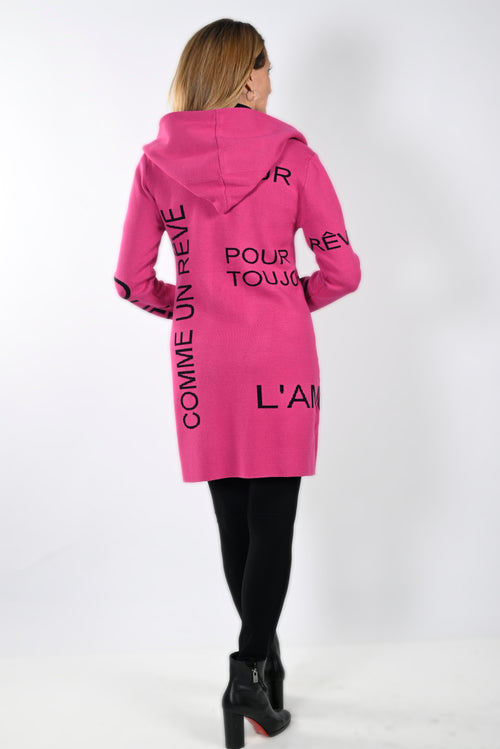 Cardigan Long Fuchsia Tricot Capuche Col Châle Inscriptions Joie de Vivre Frank Lyman 214144U — Pour la femme qui ose la couleur, portez-le sur un total noir au bureau, en soirée ou le weekend comme manteau d’humeur