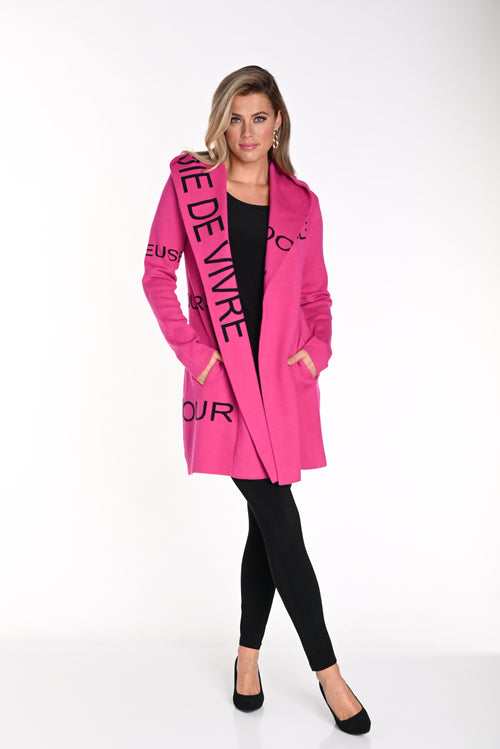 Cardigan Long Fuchsia Tricot Capuche Col Châle Inscriptions Joie de Vivre Frank Lyman 214144U — Pour la femme qui ose la couleur, portez-le sur un total noir au bureau, en soirée ou le weekend comme manteau d’humeur