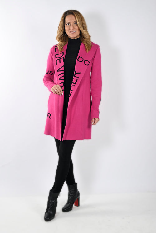 Cardigan Long Fuchsia Tricot Capuche Col Châle Inscriptions Joie de Vivre Frank Lyman 214144U — Pour la femme qui ose la couleur, portez-le sur un total noir au bureau, en soirée ou le weekend comme manteau d’humeur