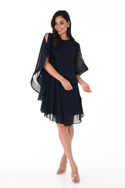 Robe Cocktail Cape Mousseline Fluide Navy Midnight Frank Lyman – Manches Voile Fendues Effet Cape | SKU 219102U | Glamour aérien pour toutes les occasions | Cocktails, Mariages & Galas