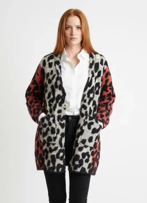 Veste Longue Léopard Deux Tons Grise Scorzzo 226013 — Pour la femme qui ose le contraste, parce que l’imprimé donne du caractère, en sortie sur un ensemble noir ou au quotidien avec un jean et des bottines