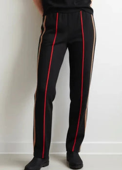 Pantalon Droit à Lignes Contrastées Noir Scorzzo 226023 — Pour la femme qui aime les détails graphiques, parce que les accents rouges rythment la silhouette, au bureau avec une blouse ou le weekend sur un haut uni