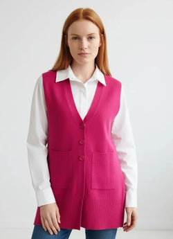 Gilet Long Sans Manches à Col V Rose Fuchsia Scorzzo 226068 — Pour la femme qui aime les superpositions, parce que la couleur réveille les essentiels, au bureau sur une chemise blanche ou le weekend avec un jean
