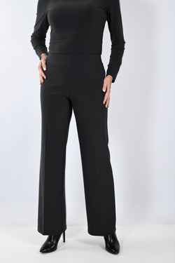 Pantalon Droit Ample Noir Frank Lyman 233015 — Pour la femme qui aime une allure soignée, parce que sa ligne épurée facilite les agencements, au bureau avec une blouse crème ou en sortie avec un veston beige