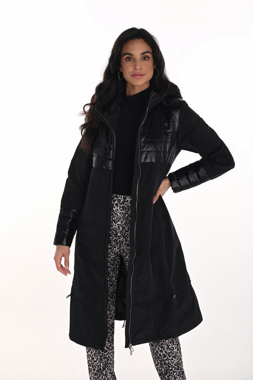 Manteau noir Frank Lyman 254937 avec détails matelassés et capuchon en fausse fourrure. Élégant, chaud et sophistiqué. Parfait pour l'hiver québécois.