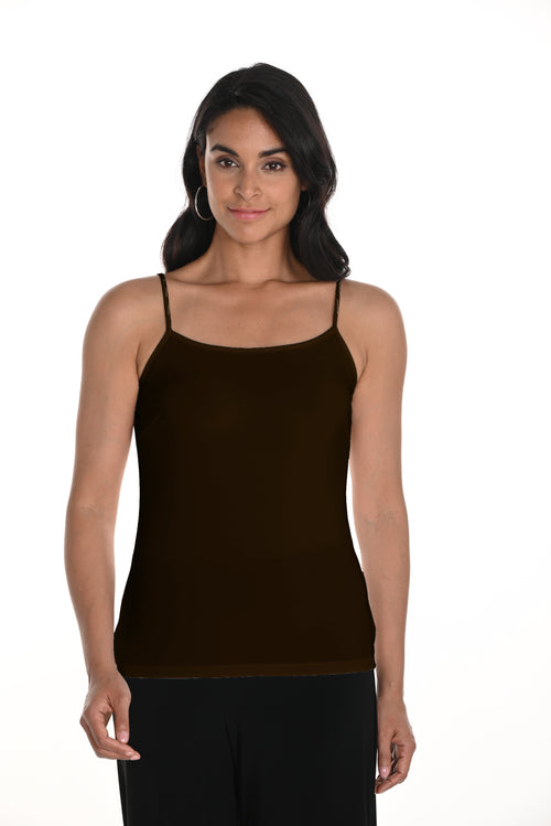 Camisole à bretelles fines Frank Lyman 256027 — L'essentiel polyvalent pour la femme moderne, du bureau au week-end, en Mocha & Cerise