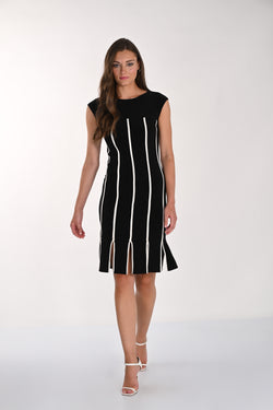 Robe fourreau mi-genou Frank Lyman 261009 à rayures verticales noir et blanc. Idéale pour la femme active, du bureau au cocktail, soirée ou événement chic.