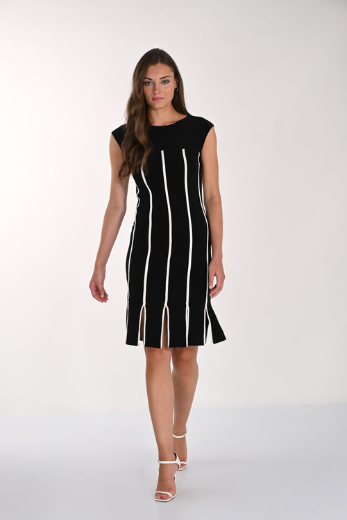 Robe fourreau mi-genou Frank Lyman 261009 à rayures verticales noir et blanc. Idéale pour la femme active, du bureau au cocktail, soirée ou événement chic.