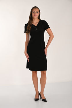 Robe noire col V à fermeture éclair diagonale en strass et pendentif cœur argenté – 261014 – Une petite robe noire revisitée avec une touche glamour et romantique – Frank Lyman