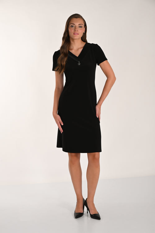 Robe noire col V à fermeture éclair diagonale en strass et pendentif cœur argenté – 261014 – Une petite robe noire revisitée avec une touche glamour et romantique – Frank Lyman