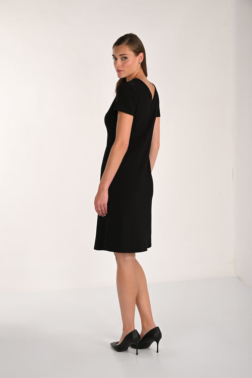 Robe noire col V à fermeture éclair diagonale en strass et pendentif cœur argenté – 261014 – Une petite robe noire revisitée avec une touche glamour et romantique – Frank Lyman