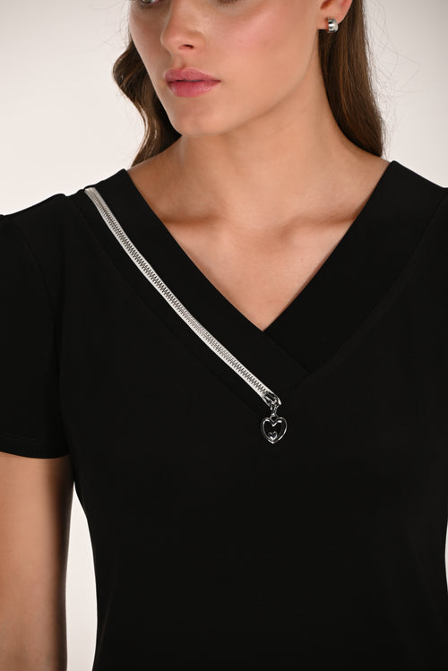 Robe noire col V à fermeture éclair diagonale en strass et pendentif cœur argenté – 261014 – Une petite robe noire revisitée avec une touche glamour et romantique – Frank Lyman