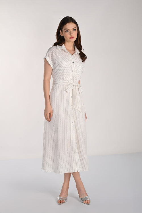 Robe Chemise Rayures Ivoire Frank Lyman (261102) — pour la femme qui aime la ligne droite et le tombé parfait, qui noue la ceinture d’un geste et qui choisit l’ivoire rayé quand elle veut être impeccable sans y penser