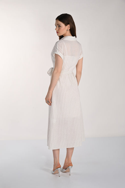 Robe Chemise Rayures Ivoire Frank Lyman (261102) — pour la femme qui aime la ligne droite et le tombé parfait, qui noue la ceinture d’un geste et qui choisit l’ivoire rayé quand elle veut être impeccable sans y penser