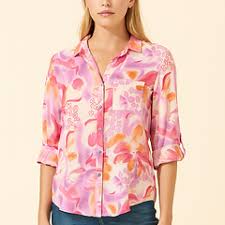 Blouse Orly 261124 : imprimé floral rose délicat, manches ajustables, coupe flatteuse. Parfaite pour bureau et occasions spéciales. Style féminin.
