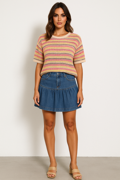 Chandail Orly 261159 : multicolore avec rayures pastel tricot, manches courtes. Parfait pour printemps-été. Style bohème chic et coloré.