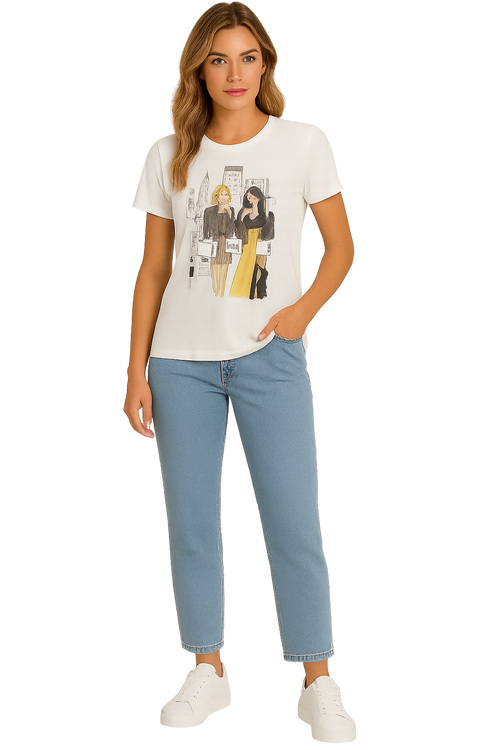 Chandail Orly 261210 : blanc avec imprimé fashion illustré, manches courtes. Parfait pour quotidien et sorties. Style urbain chic et moderne.