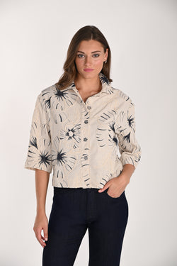 Veste courte sable à grandes fleurs brodées marine et boutons bijoux dorés – 261245 – Une veste artistique et chic pour une allure originale et féminine – Frank Lyman