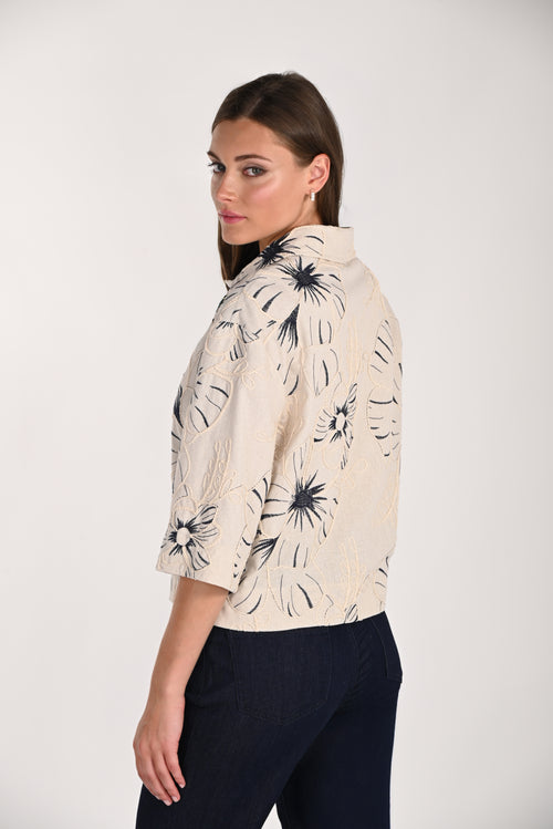 Veste courte sable à grandes fleurs brodées marine et boutons bijoux dorés – 261245 – Une veste artistique et chic pour une allure originale et féminine – Frank Lyman