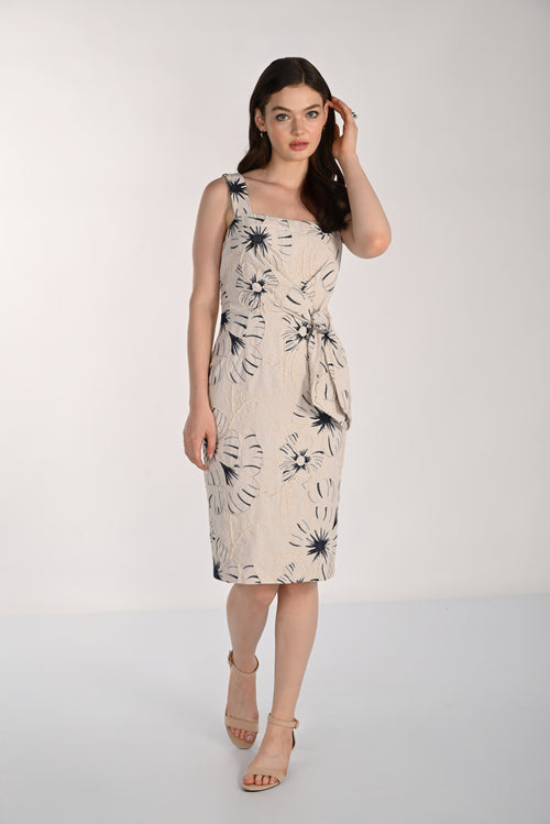 Robe fourreau midi sable à grandes fleurs brodées marine et nœud bijou doré – 261246 – Une robe signature artistique et féminine pour une allure sophistiquée – Frank Lyman