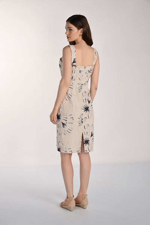 Robe fourreau midi sable à grandes fleurs brodées marine et nœud bijou doré – 261246 – Une robe signature artistique et féminine pour une allure sophistiquée – Frank Lyman