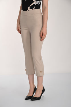 Pantalon capri beige sable à taille élastique et broche papillon dorée – 261271 – Un capri raffiné et féminin pour une allure chic et élégante – Frank Lyman