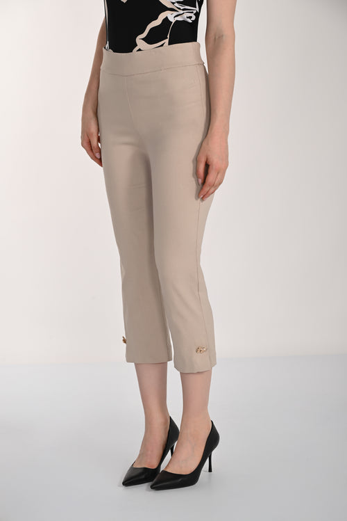 Pantalon capri beige sable à taille élastique et broche papillon dorée – 261271 – Un capri raffiné et féminin pour une allure chic et élégante – Frank Lyman
