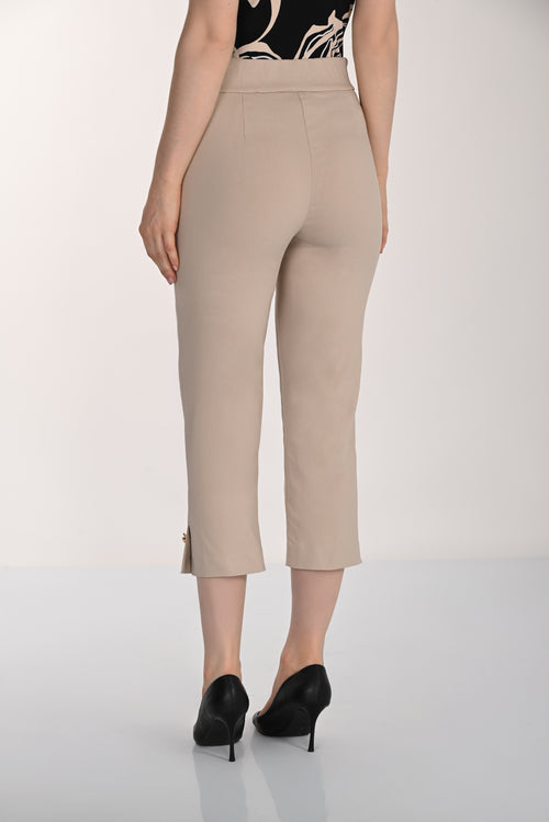 Pantalon capri beige sable à taille élastique et broche papillon dorée – 261271 – Un capri raffiné et féminin pour une allure chic et élégante – Frank Lyman