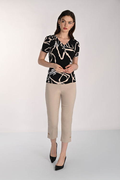 Pantalon capri beige sable à taille élastique et broche papillon dorée – 261271 – Un capri raffiné et féminin pour une allure chic et élégante – Frank Lyman