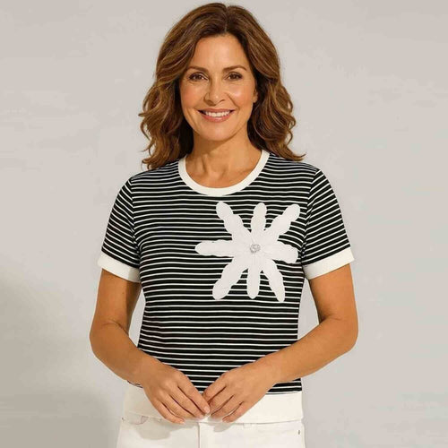 Chandail Orly 261320 : rayures noir et blanc avec motif fleur blanche, détails contrastés. Parfait pour quotidien et sorties. Style intemporel.