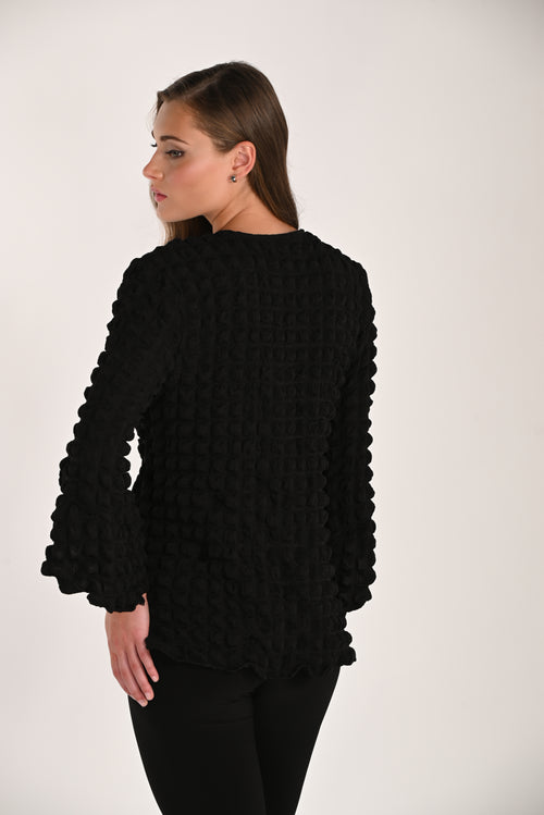 Veste Texturée Bulles Zip Frank Lyman (261614) — pour la femme qui porte la texture comme un bijou, qui zippe d’un geste et qui choisit le noir quand elle veut être remarquée sans couleur
