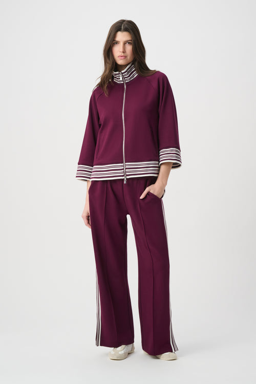Veste Zippée Sport-Chic Bordeaux Bandes Rayées Joseph Ribkoff 261617 — L’élégance décontractée qui réinvente le sport-chic