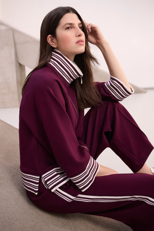Veste Zippée Sport-Chic Bordeaux Bandes Rayées Joseph Ribkoff 261617 — L’élégance décontractée qui réinvente le sport-chic