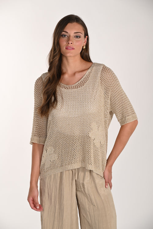 Chandail tricot maille filet doré à motifs floraux en relief – 261665 – Un haut léger et lumineux pour une allure boho-chic estivale – Frank Lyman