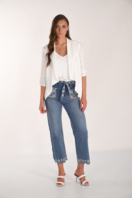 Pantalon denim bleu à broderies florales blanches et ceinture assortie – 261666 – Un jean signature féminin et original – Frank Lyman