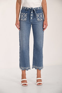 Pantalon denim bleu à broderies florales blanches et ceinture assortie – 261666 – Un jean signature féminin et original – Frank Lyman