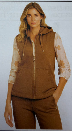 Veste Sans Manches à Capuchon et Fermeture Éclair Brune Orly 262126 — Pour la femme qui aime les superpositions, parce que sa teinte réchauffe les accords, en promenade sur un haut clair ou le weekend avec un jean