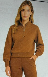 Haut Col Montant à Demi-Zip et Manches Longues Brun Orly 262128 — Pour la femme qui aime le chic décontracté, parce que sa ligne sobre facilite les accords, au quotidien avec un pantalon ou le weekend avec un jean