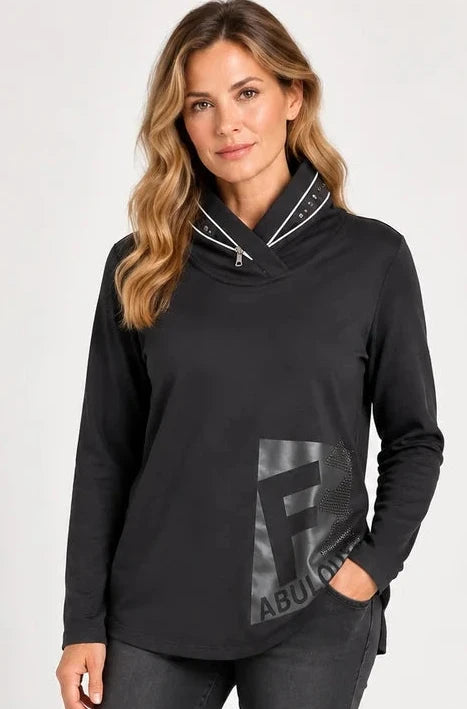 Chandail Col Montant Zippé à Détails Contrastants et Motif Graphique Noir Orly 262188 — Pour la femme qui aime les accents modernes, parce que les contrastes signent l’allure, au bureau avec un pantalon ou le weekend avec un jean