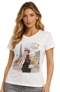 Chandail Col V à Manches Courtes et Illustration Parisienne Blanc Orly 262205 — Pour la femme qui rêve d’escapades, parce que son imprimé raconte une promenade, au quotidien avec un jean ou en sortie sous un veston ouvert