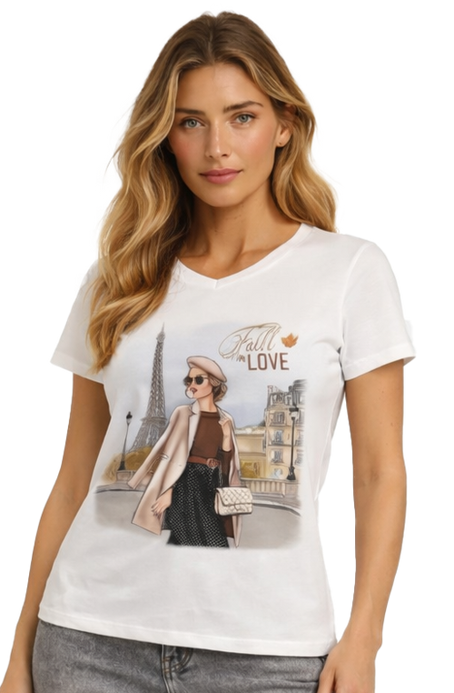 Chandail Col V à Manches Courtes et Illustration Parisienne Blanc Orly 262205 — Pour la femme qui rêve d’escapades, parce que son imprimé raconte une promenade, au quotidien avec un jean ou en sortie sous un veston ouvert