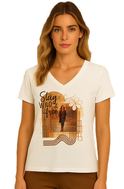 Chandail Col V à Manches Courtes et Illustration aux Tons Chauds Blanc Orly 262229 — Pour la femme au style expressif, parce que son motif anime la tenue, au quotidien avec un jean ou en sortie sous un veston ouvert