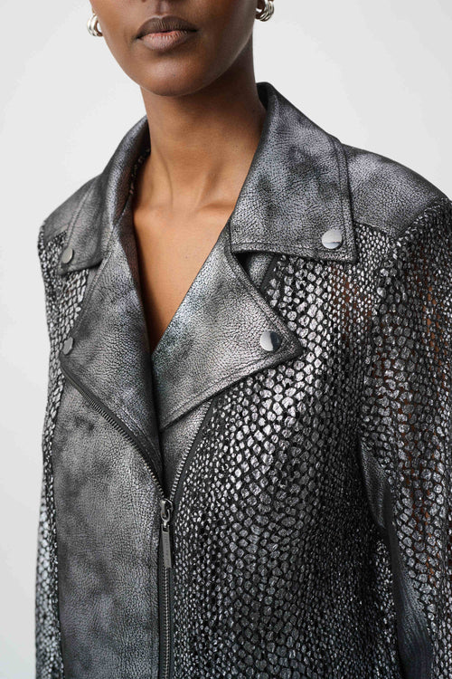 Veste Moto Similicuir Métallisé Gun Metal Joseph Ribkoff – Black Gun Metal | SKU 262902W26 | Pour la femme qui ose le rock chic luxueux | Soirées, Cocktails & Street style premium | La pièce statement de la saison automne 2026