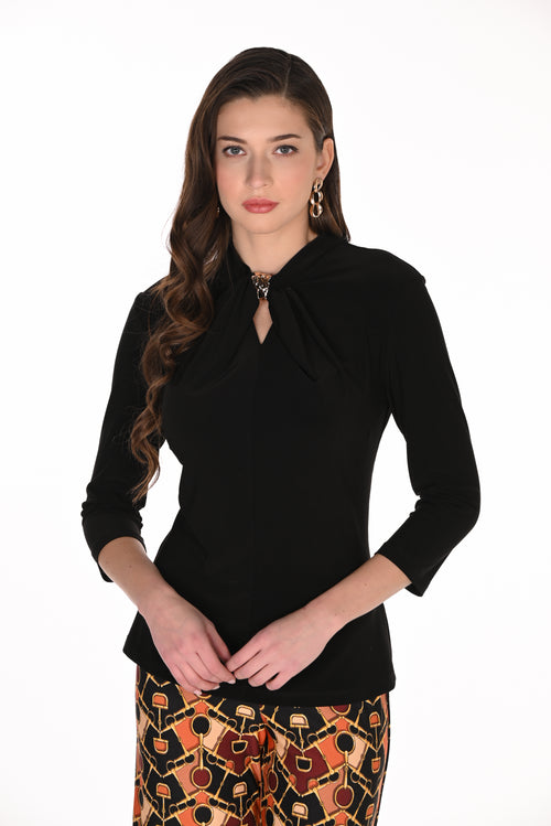 Haut Ajusté Noir Col Croisé Twist Broche Bijou Dorée Manches 3/4 Frank Lyman 263042 — Pour la femme au style affirmé, portez-le au bureau avec un pantalon noir slim, en soirée sur un palazzo satin, ou le weekend avec un jean crème et un trench