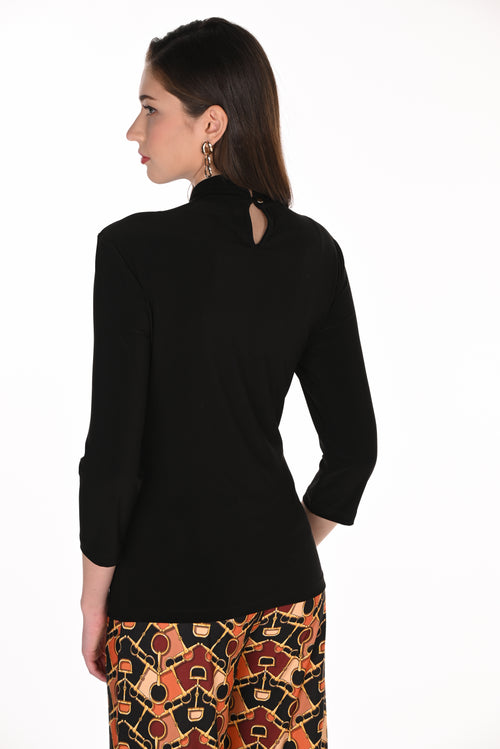 Haut Ajusté Noir Col Croisé Twist Broche Bijou Dorée Manches 3/4 Frank Lyman 263042 — Pour la femme au style affirmé, portez-le au bureau avec un pantalon noir slim, en soirée sur un palazzo satin, ou le weekend avec un jean crème et un trench