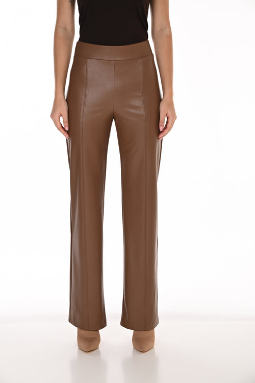 Pantalon Droit à Aspect Lustré et Coutures Verticales Cognac Frank Lyman 263267 — Pour la femme au style affirmé, parce que sa teinte réchauffe la tenue, au bureau avec une blouse crème ou en soirée avec un haut noir