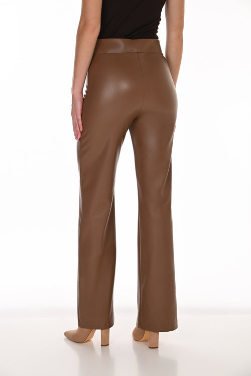 Pantalon Droit à Aspect Lustré et Coutures Verticales Cognac Frank Lyman 263267 — Pour la femme au style affirmé, parce que sa teinte réchauffe la tenue, au bureau avec une blouse crème ou en soirée avec un haut noir
