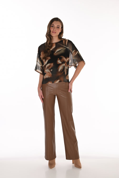 Pantalon Droit à Aspect Lustré et Coutures Verticales Cognac Frank Lyman 263267 — Pour la femme au style affirmé, parce que sa teinte réchauffe la tenue, au bureau avec une blouse crème ou en soirée avec un haut noir
