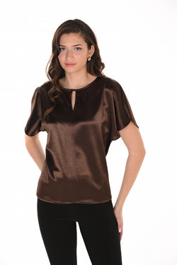 Top Satin Tissé Espresso Fente Goutte Frank Lyman 263315 — Le chocolat qui brille, la coupe qui libère, l’élégance qui s’impose